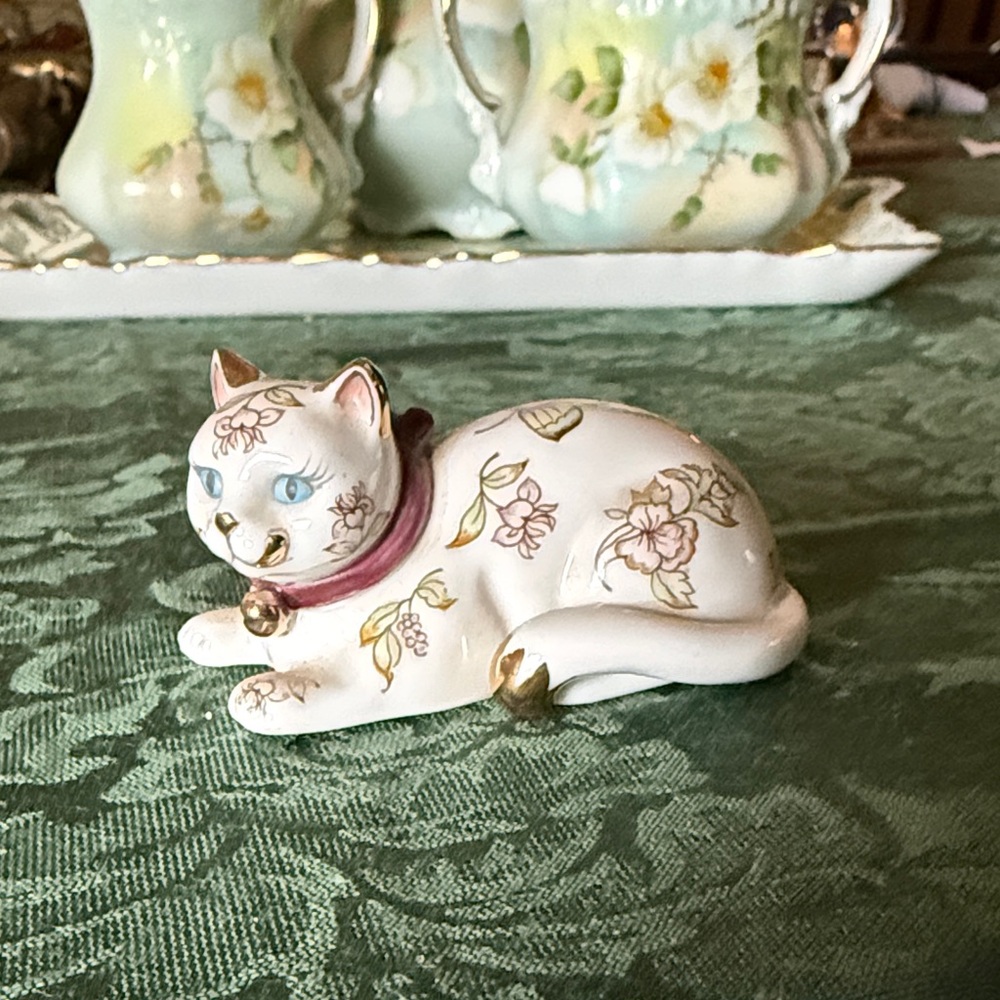 Vintage Japanese Porcelan Satauma Cat figurine - Franklin mint Curio Kitty